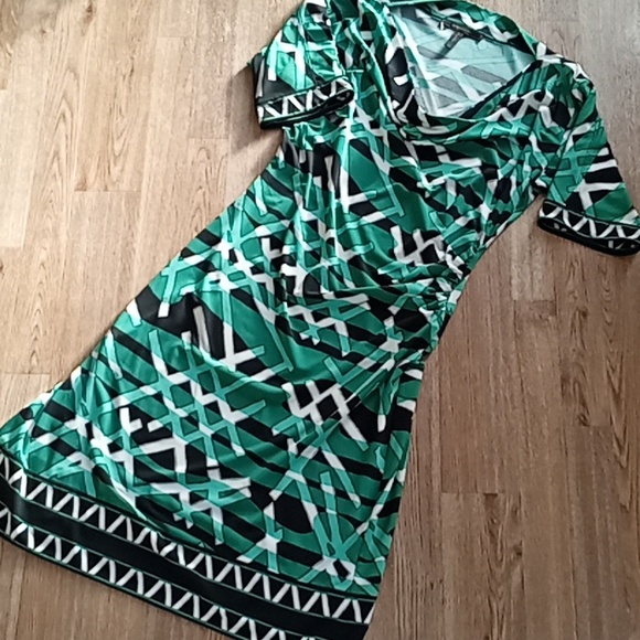 BCBG Maxazria Dress Emerald Color Shirred Ruching Side Asymmetrical Scoop Neck M - Picture 9 of 10